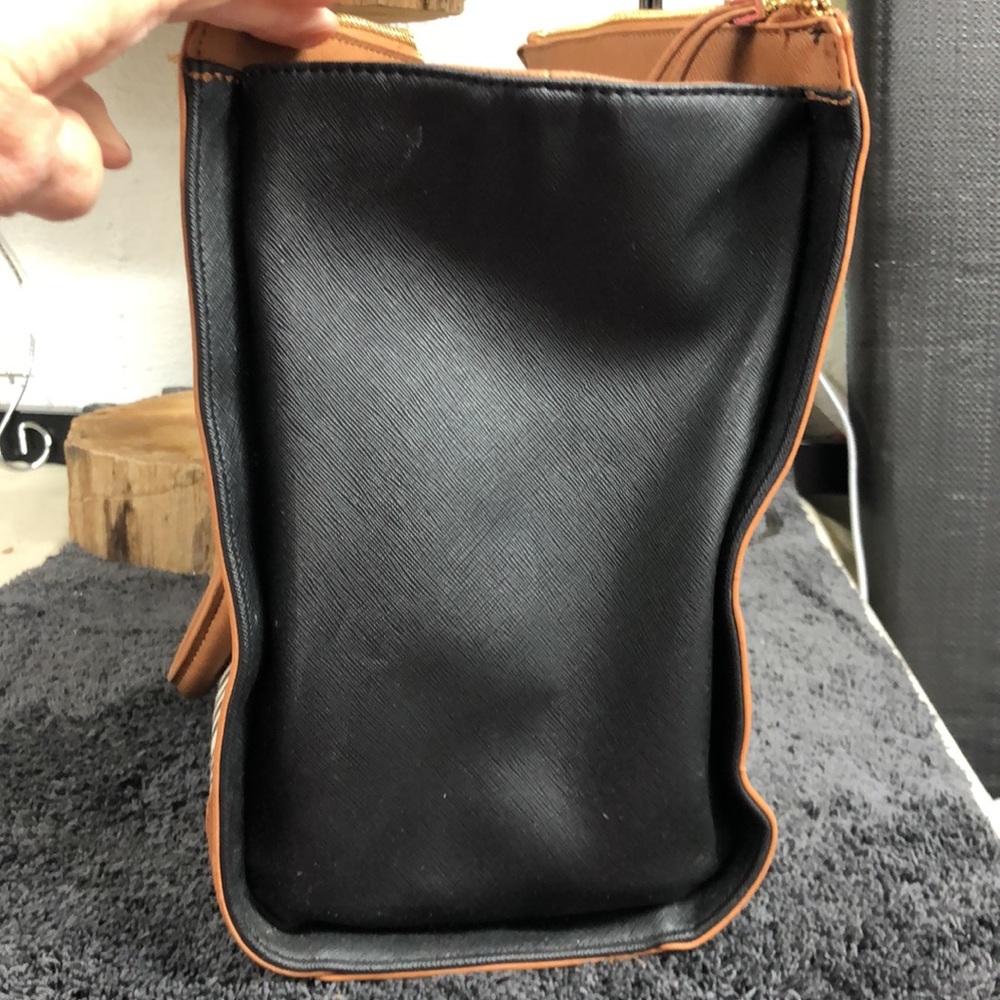 Liz Claiborne bag large compartment - Picture 5 of 9